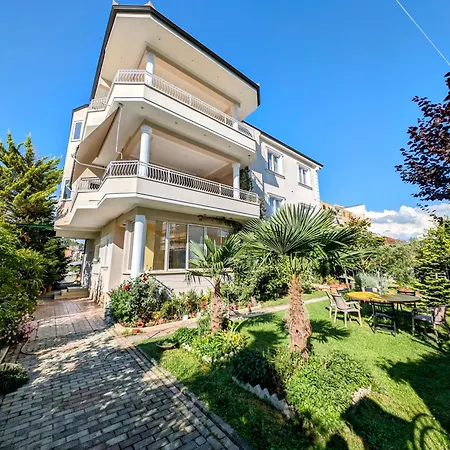 With Garden And Veranda בראט