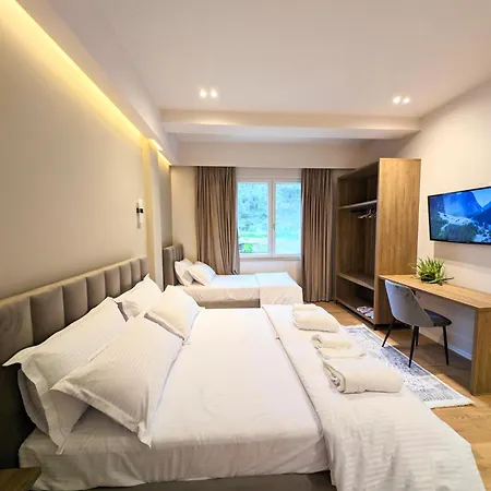 With Garden And Veranda דירה