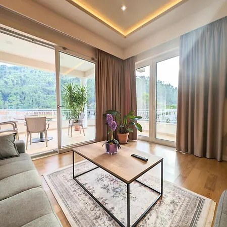 Apartment With Garden And Veranda *