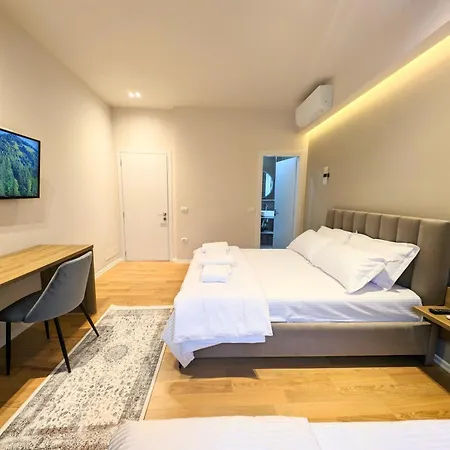 With Garden And Veranda شقة بيرات