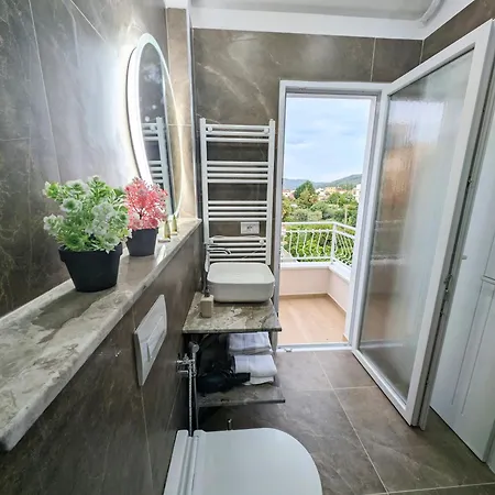 With Garden And Veranda بيرات