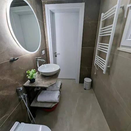 With Garden And Veranda شقة بيرات
