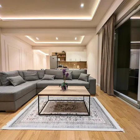 With Garden And Veranda Appartement Berat