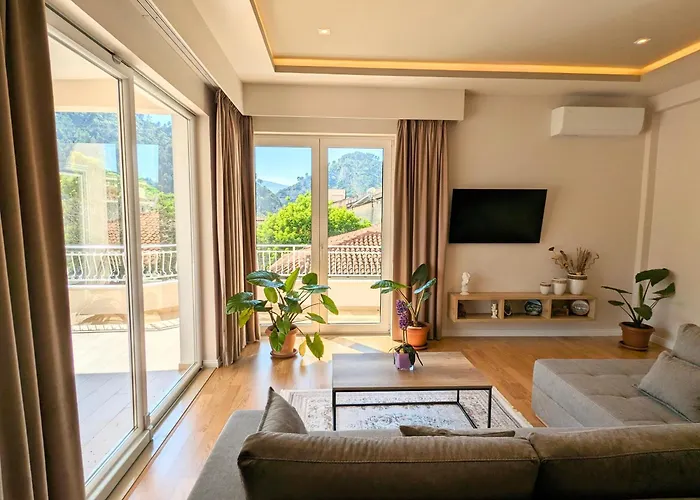 With Garden And Veranda Appartamento Berat