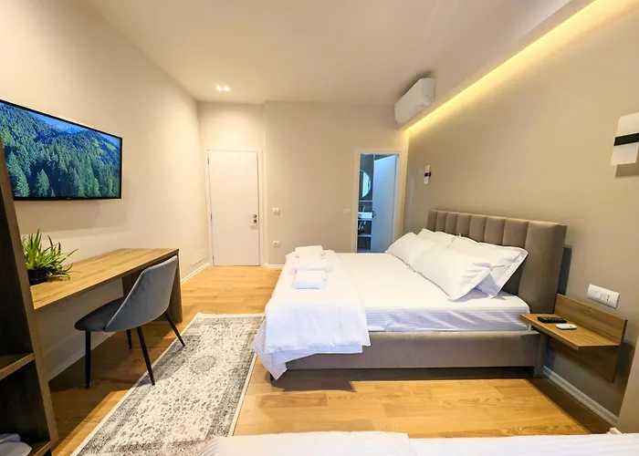 With Garden And Veranda Appartamento Berat