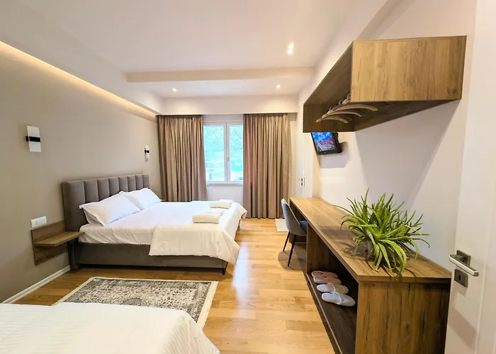 With Garden And Veranda Appartamento Berat