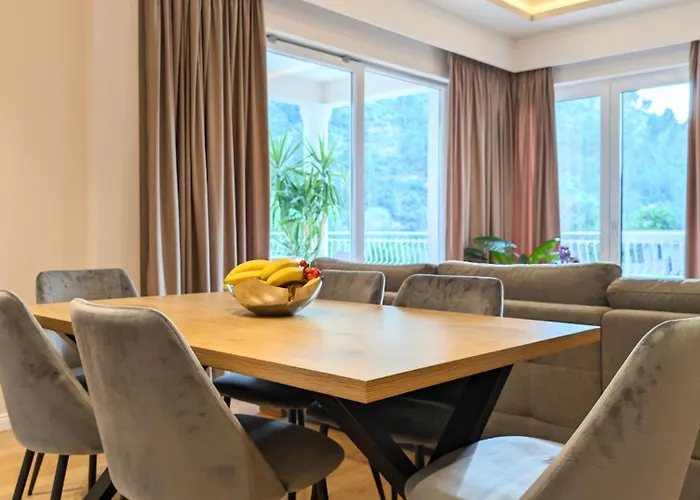 With Garden And Veranda Appartamento